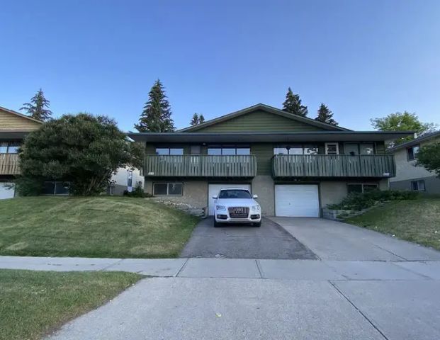 Spacious and Bright Full Duplex with garage | Calgary - Photo 1