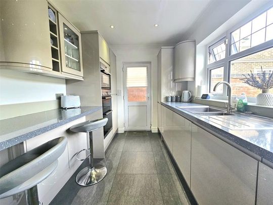 4 bedroom detached house to rent - Photo 1