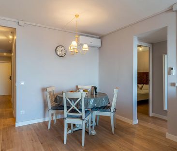 Charming 3-Bedroom Apartment with Balcony Near Bunkers del Carmel - Photo 4