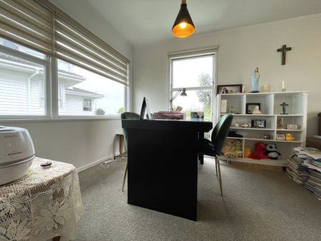 Spacious 4-Bedroom Family Home in Prime Bucklands Beach Location - Photo 3