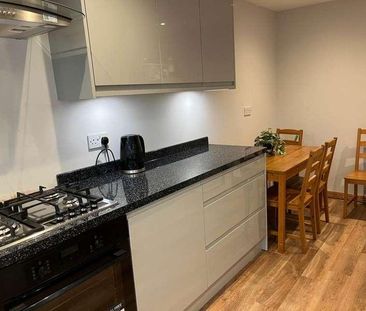 Windsor Close, GU2 - Photo 3