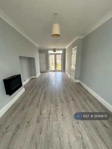 3 bedroom terraced house to rent - Photo 2