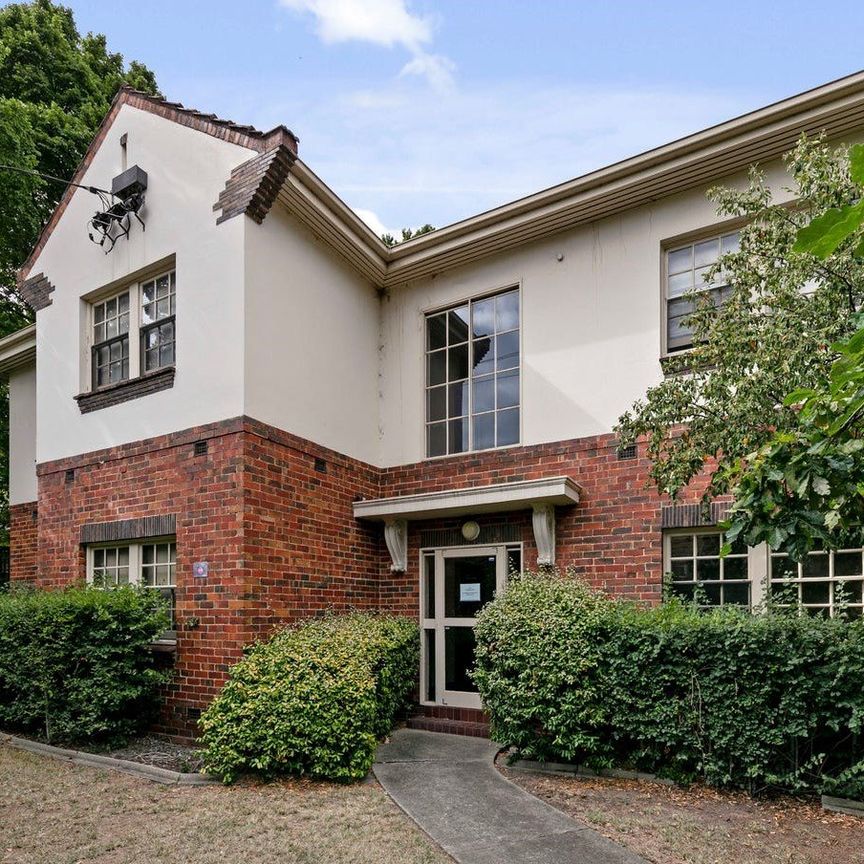Spacious Ground Floor Period Apartment in Prime Hawthorn Locale - Photo 1