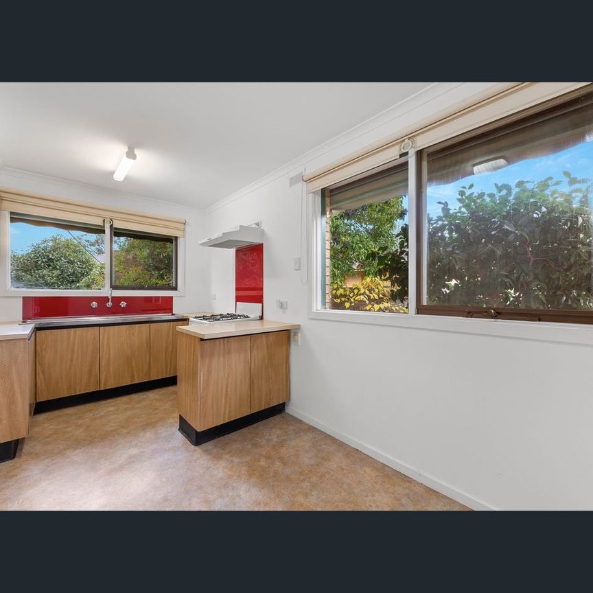 Immaculate Single Level Unit in Convenient Locale! - Photo 1