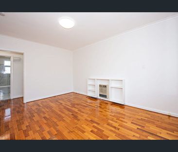 TWO BEDROOM APARTMENT! - Photo 2