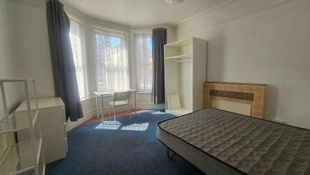 6 bedroom detached house to rent - Photo 3