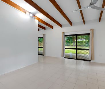 SPACIOUS FAMILY HOME ON MASSIVE BLOCK! - Photo 5