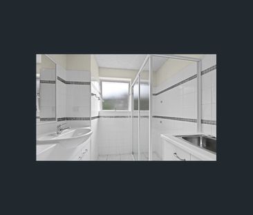 A charming two-bedroom home - Photo 5