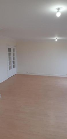 Location Appartement 5 pièces 99m² ST MAUR DES FOSSES 94100 - Photo 2
