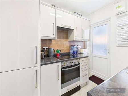 Pandora Court, South Bank, Surbiton, KT6 - Photo 4