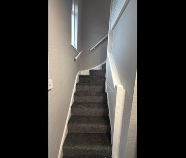 1 Bed Flat, Miller Road, CR0 - Photo 1