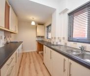 3 bed House - Terraced for Rent - Photo 2