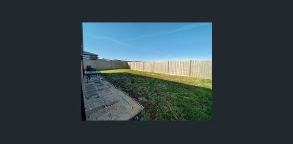 Family home in Waterford Rise Estate - Photo 2