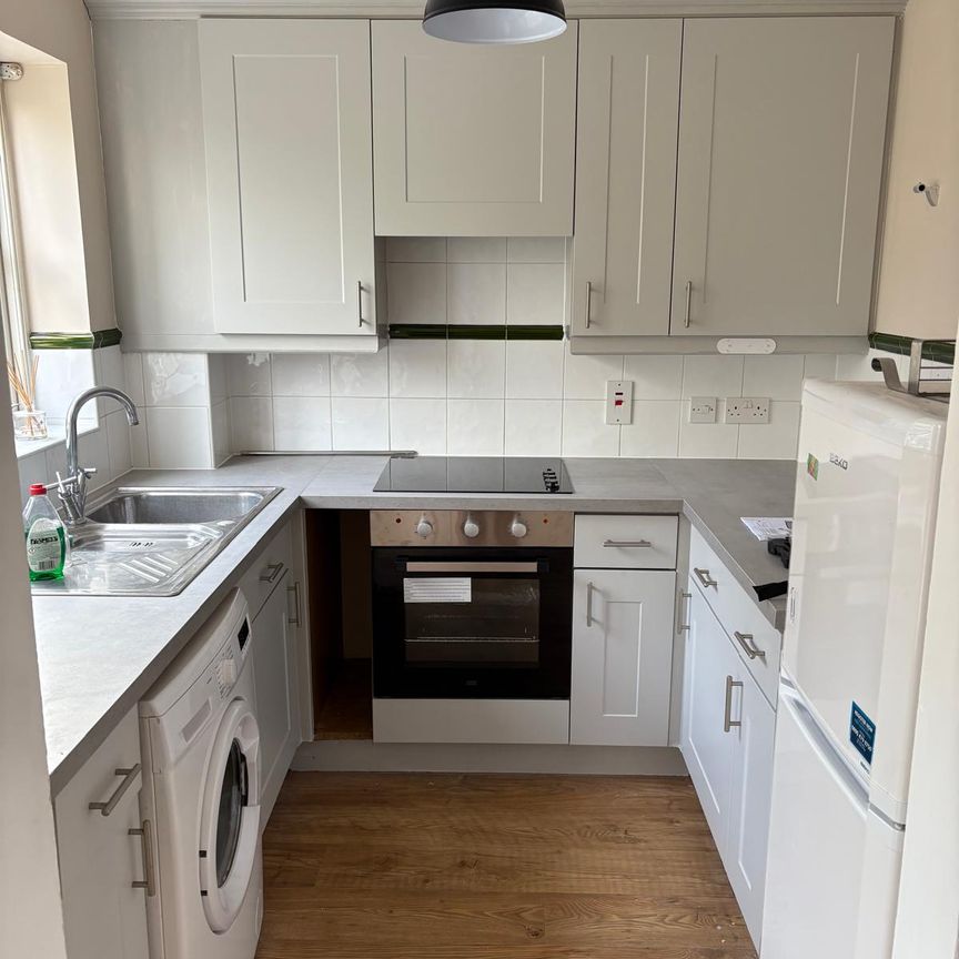Recently refurbished and exceptionally well presented two-bedroom home situated in the sought-after Cardwell’s Keep development in Guildford. - Photo 1
