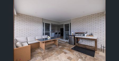 Stunning Three Bedroom home - Photo 4