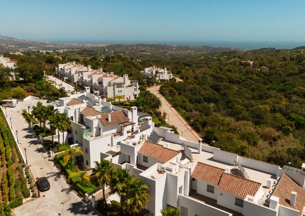 Incredible ground floor apartment in Marbella East with 2 bedrooms and sea views