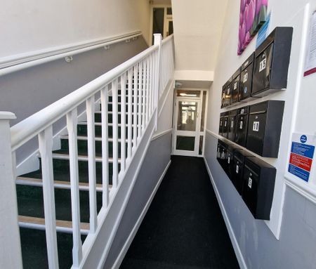 2 bedroom flat to rent - Photo 2