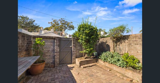 Elegant Victorian Semi in Prime Parkside Location - Photo 1
