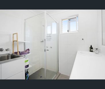 5/38 Chelsea Avenue, Broadbeach, Qld 4218 - Photo 3