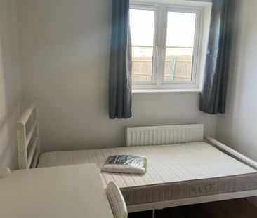 4 bedroom end of terrace house to rent - Photo 1