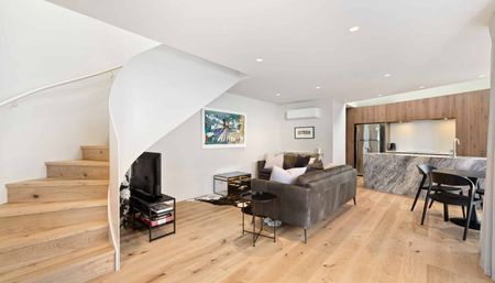 Executive Furnished Apartment in the Heart of Merivale - Photo 3