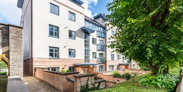 Two bed with water views and one allocated parking space! - Photo 1