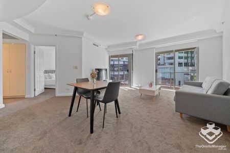 Renovated 1 Bed | 1 Bath | 1 Car | City Views | Admiralty Towers 1 - Photo 4
