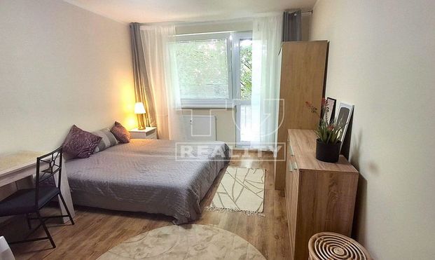 Prenájom zrekonštruovanej garsónky 25 m2 s loggiou na Starohájskej ulici – Bratislava Petržalka - Photo 1