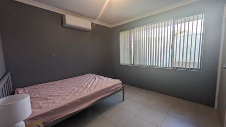 LARGE, SPACIOUS ROOM WITH AIR CONDITIONING in a QUAINT and QUIET NEIGHBOURHOOD!!! - Photo 2