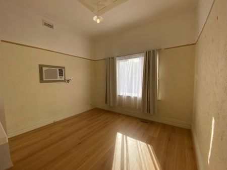 Spacious 3 Bedroom Family Home in Prime Elsternwick Location - Photo 3