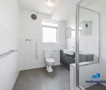 LIGHT- FILLED APARTMENT IN PRIME CAMBERWELL LOCATION - Photo 4