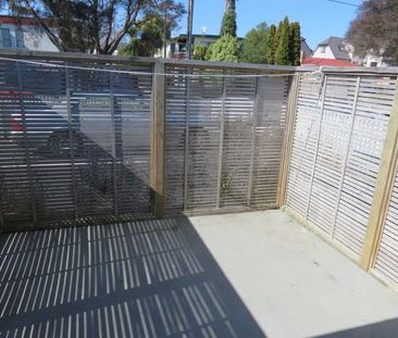 Fully Furnished Studio Room – Prime Hamilton East Location! - Photo 1