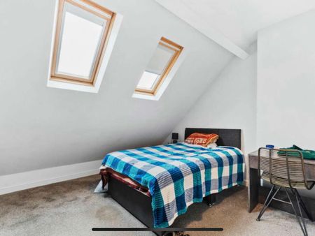 London Road Room 6 - Photo 5