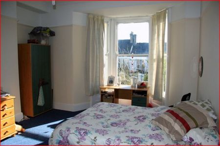 Spacious 7 bed property in prime location. Bills included. No fees. - Photo 2