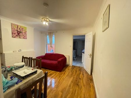 3 Bed Terraced House, Culver Lane, RG6 - Photo 4