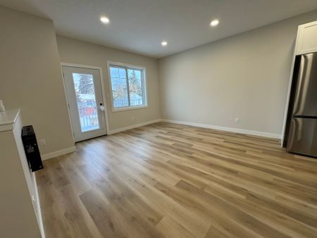 Brand New 3 Bedroom Triplex - Ready for it's First Tenants!! - Photo 2