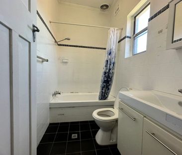 Lovely 3 Bedroom Home- Convenient Location - Photo 5