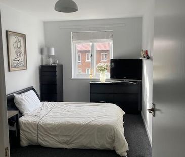 1 bedroom in a flat share to rent - Photo 5