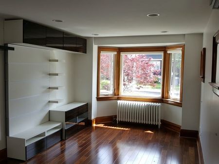 Three bedroom detached home for rent East York - Photo 2