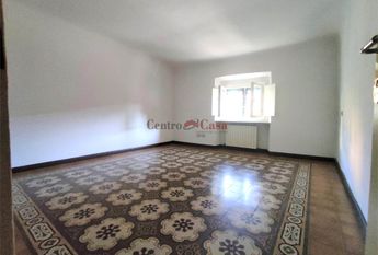 Ampio appartamento con terrazzino libero da metà marzo 2026 !