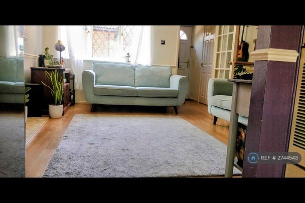 3 bedroom semi-detached house to rent - Photo 1