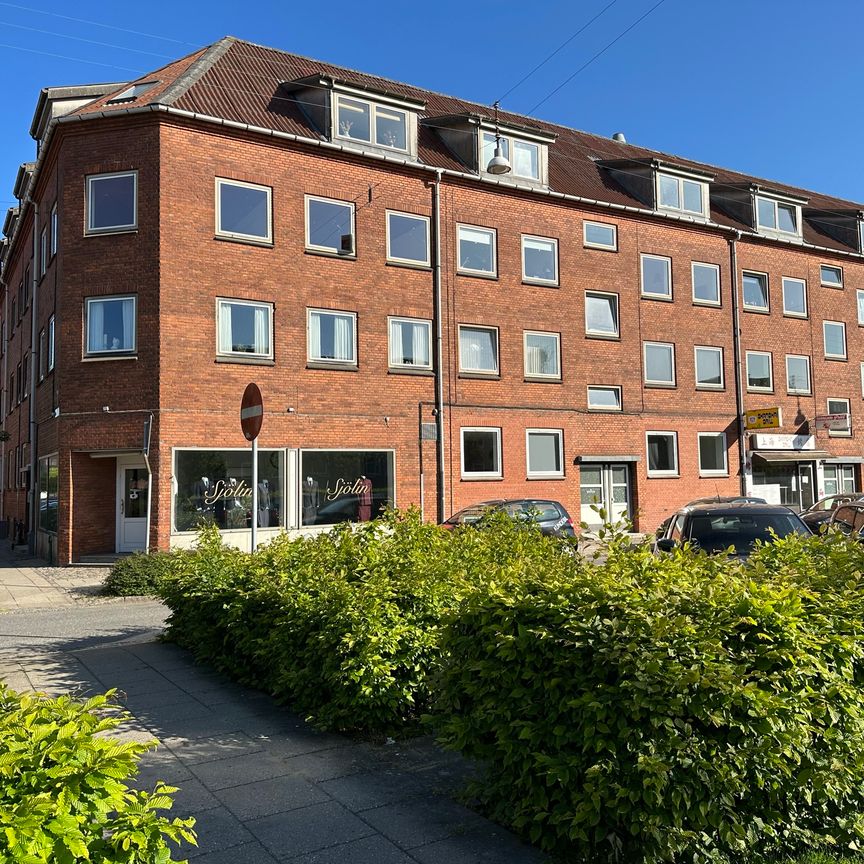 Hyggelig 2-værelses lejlighed i Øgaden med lys og charme - Photo 1