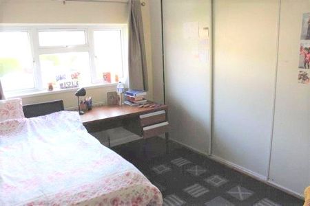 Larchwood Drive, Englefield Green, Egham, Surrey, TW20 0SL - Photo 3