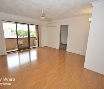 SPACIOUS 2 BEDROOM APARTMENT! - Photo 2