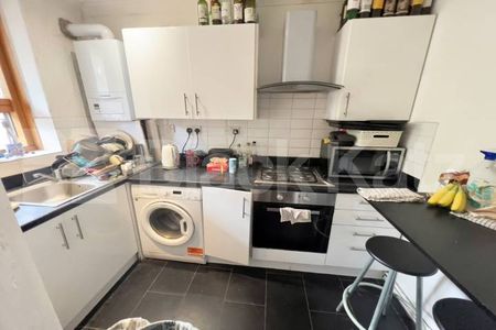 Superbly located & neutrally decorated throughout with wooden floors - Photo 4