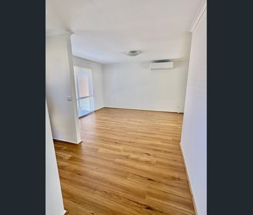 Renovated, Light-Filled Living Walk to Station & Eastland - Photo 2