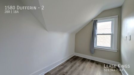 Completely Renovated 2 Bed, 1 Office and 1 Bathroom Upper Unit in Downtown Windsor - Photo 4