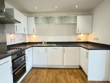 3 Bed Flat, Canterbury House, RM8 - Photo 2