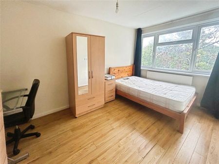 4 bedroom end of terrace house to rent - Photo 2