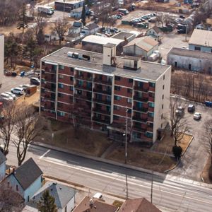 3 Bedrooms - Photo 2